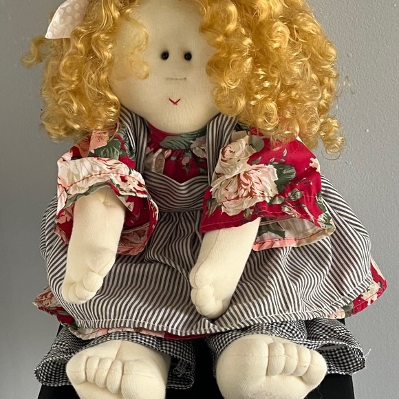 VINTAGE LITTLE SOULS DOLL, Penelope, Curly Golden Blonde Hair, Pinafore Signed - Picture 6 of 8